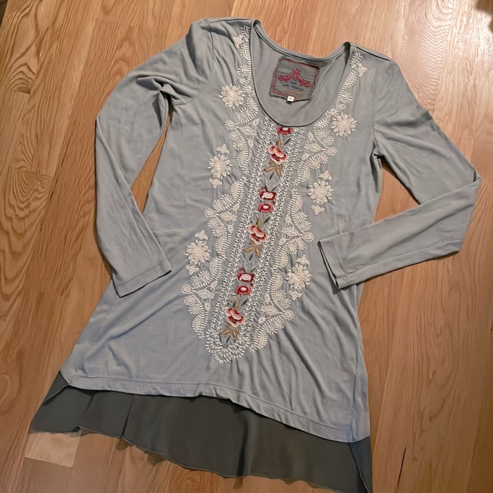JOHNNY WAS High Low Embroidered Tee Tunic EUC Size S